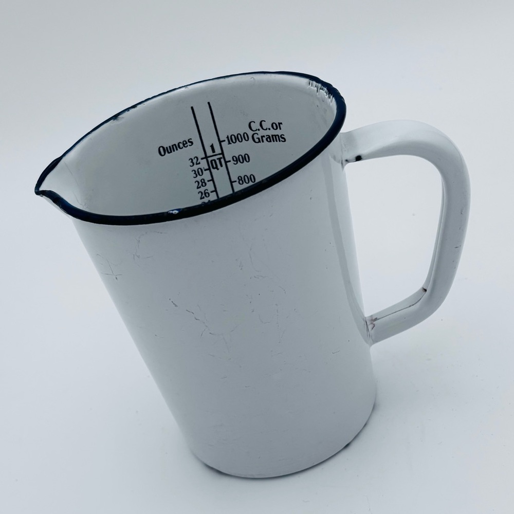 White Farmhouse Porcelain Enamelware Metal Pitcher Measuring Cup 32oz / 1 Qt Vtg